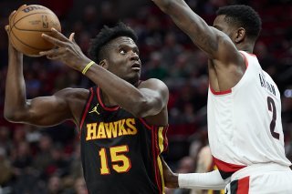 Un nouveau double double pour Clint Capela (à gauche) face à Deandre Ayton. KEYSTONE/AP/Craig Mitchelldyer